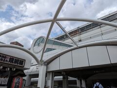 新横浜からＪＲ横浜線で橋本まで行き、京王線に乗り換えです。
少し歩くけど５分もあれば大丈夫。
そして京王多摩センター駅で、多摩モノレールに乗り換え。
サンリオピューロランドの最寄り駅なので、駅全体がサンリオキャラクターだらけでかわいい。
多摩モノレールの駅は、鳥の頭のような独特のデザインでちょっと前衛的。
