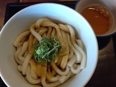 伊勢うどん　やわらかいうどんに甘めのお醤油がかかっています。