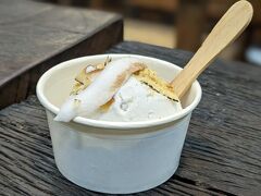 食べたかった「tukies」のココナッツアイス！店頭でココナッツを盛大に割ってます！