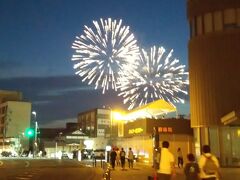 五所川原花火大会 「水と光と音の祭典」
もう20時近いので始まっている。
やはり遅れた人は急いで花火大会の場所に向かっている。
暑かった平川ねぷたに行かないで
もっと早く花火に行けば良かったです。