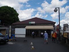 鶯谷駅より歩き始めました。南口のこの駅舎は昭和２年(1927年)の築造だそうです。