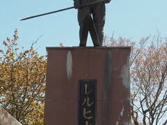 それにしても、北海道は広いので、次の場所に行くまでが遠い。それも真っすぐな道なので、近づいているようで、なかなか近づきません。倶知安駅構内の観光案内所が開いていたらレンタサイクルを借りていたのにね。

パンフレット通りに国道5号線を歩き、「レルヒ記念公園」まで来ました。
このレルヒ中佐（テオドール・エードラー・フォン・レルヒ）は、日露戦争でロシア帝国に勝利した日本軍を研究するために来日し、日本で初めて本格的なスキー指導をおこなったオーストリア人とのことです。