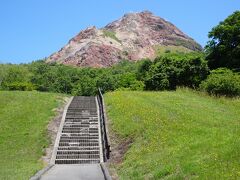 熊牧場を見学した後は、向かい側の昭和新山へ。
国の特別天然記念物に指定されている火山です。
もともと この場所は平坦な麦畑でしたが、地震とともに突然隆起。
その約２年後に今の昭和新山が誕生し、今も噴煙を上げ続けています。