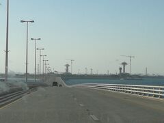 キング・ファハド・コーズウェイを走り、サウジ国境へ！

タクシー運転手のやる気のない、ひどい態度に車内は険悪な雰囲気に。
バーレーン・フォートで見切りをつけておけばよかった。。