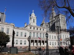 外観がフランス・ルネッサンス様式のニューヨーク市庁舎（写真）1812年完成の国定歴史建造物です。