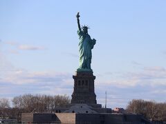 途中、自由の女神を見ることが出来ます。今回、円安物価高のニューヨークですので無料は魅力的です。船は右側通行なので、マンハッタンからスタテン島に行く側が、写真のように自由の女神により近づけました。