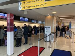 羽田行きＡＮＡのチェックインを終えます。ＪＦＫ空港のセキュリティチェックはバハマへ行く際も、日本へ戻る際も時間（30～40分以上）がかかりました。
