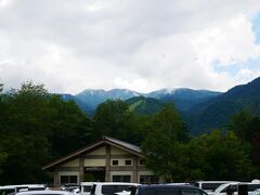 山の上は雨でしたが高原エリアは降っていなかったようです。
観光センターまで下りてくるころには山の上も天気回復したのかな？
それとも畳平はあの山の奥でここから天気をうかがい知ることはできないんでしょうか。

車に酔ってやっと降りられる！とバスを降りたら、すぐ横の温泉施設からと思われる強い硫黄臭にうぇっとなりました。
予期してなかっただけにキツイ。
気分転換に冷たいアイスでも食べたいな～と思ったんですが、観光センターにあるジェラート屋さんは並んでいたし好みのフレーバーがなさそうだったので諦めました。