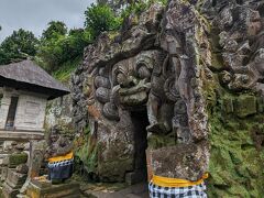 バリ恋ツアーに８時間チャーターをお願いしました。ガイドはダルマさん。
まずはゴア・ガジャ遺跡から。朝早いので空いています。20分位でまわれました。