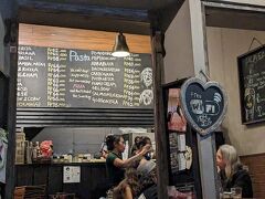 大満足でさあ夕食！今日は「ワルンチッタオヴェスト」のピザ、と決めていたのですがお店が小さく、並び二組目。並んでいるうちに前の二人組に友達が到着。。4人席が埋まってしまったので閉店10時までに入るのは無理そう。。随分待ったのですがお店の人と相談して持ち帰ることにしました。