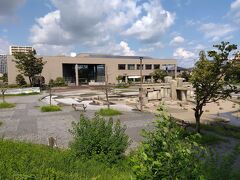 資料館遠景。図書館と合体しています。建物は、新地公園という公園の敷地にあります。