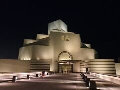 すっかり夜になった後、イスラム美術館へ。
入場無料。