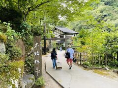 船着場から旅館までは近くですがちょっと歩きます。
船でしか行けない温泉宿…ここまででかなり楽しめました(*´∇｀*)