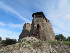 13世紀半ばに315mの山の頂に建てられた要塞跡。

