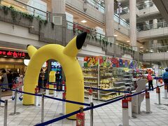 ポケモンセンターも何ヶ所か出張所を作って販売していて、赤レンガに至ってはテントの屋根が、モンスターボール柄！