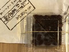 おはようございます。
2日目の朝です。

おめざの昨日買った水無月。
色が濃い方は沖縄の黒糖を使っているとの事で、香りが良くておいしかたわ。

