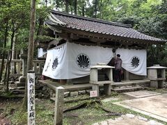 そして奥の院。

この後、貴船に出る道がぬかるんでいて写真無し。＾＾；


結構、外国人観光客（欧米）が歩いていたよ。
彼等特有のタンクトップに短パンで、手にペットの水だけ持って歩いていたわ。

まあ、私はワンピだったけれどね。＾＾；

