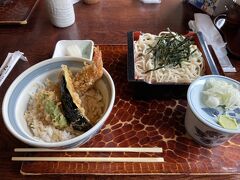 箱根に向かう途中に腹ごしらえ。
お蕎麦が食べたいという事で1号線沿いのこちらへ。
天丼もお蕎麦も美味しかったです。