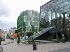 緑色のガラスのビル、印象に残るビルでした。右はマルメ中央駅です。