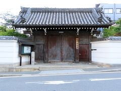 蓮光寺から北へ向いて左折（西進）。正法寺の門は高津一番町通りを西に折れた位置に南面。