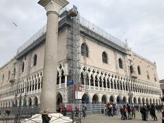 お腹いっぱいになって元気になったので、ドゥカーレ宮殿にいきます。

ドゥカーレ宮殿はベネチアの歴代総督が暮らしたり仕事した場所。