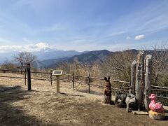 大野山の頂上に到着！
ここからも富士山の姿がよく見えます。ただ、日陰があまりないので、長居はちょっと辛いかも…。