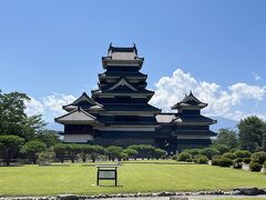 「国宝」とついているだけあり、堂々としたたたずまいの現存天守です。