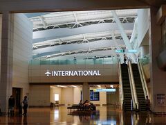 7：00　羽田空港第２ターミナル

ずっと閉まっていたシャッターが開いて、
国際線行きエスカレーターが見えました。