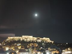 「ア フォー アテネ」というホテル。
部屋の窓からアクロポリスの丘が見えます。