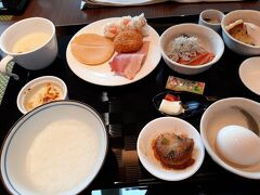 ホテルで朝食バイキング