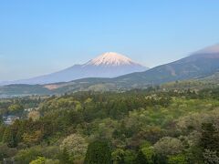富士山をズームするとこんな感じです ($・・)/

山頂が雪をかぶった富士山は、1年でもっとも美しい姿をしていると
言われており、富士山の「冠雪」は富士山にとっての重要な象徴です。
とても癒されます！

雄大な富士山を眺めて気分もすっきりしたので、「ウエルネス棟」に
あるスパ【Omika Wellness & Spa】内の【温泉浴場】を
訪れることにします。