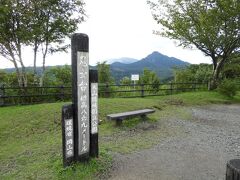 ここは鬼女台で一番標高が高いところ、海抜869ｍです。
背後には大山と烏ヶ山が見えてます。
なお、ここでは「岡山県」との表示がありますが、この展望台への道には鳥取県との県境が走っています。

