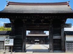 9:40小牧遊覧船乗り場に着いて、車に乗って高岡市の瑞龍寺へ。
国宝のお寺ということで、前から来てみたいと思っていました。
前日の瑞泉寺はお寺の駐車場がないみたいだったので、ちょっと離れたところの駐車場に停めて歩いて来ましたが、お寺にも駐車場ありました。
暑くて汗だく…