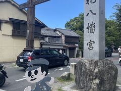 そして、日牟禮八幡宮の鳥居前に飛び出し坊や。
このキャラクターは滋賀県発祥なんですね。

こんなふうに子供って、ひゅっと飛び出すのをドライバーに注意喚起しています。
