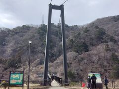 まず、楯岩大吊り橋を渡りました。歩くたびに、少し揺れます