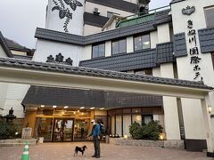 宿泊する「きぬ川観光ホテル」は、玄関に犬用の足ふきやうんちＢＯＸがあり、便利でした