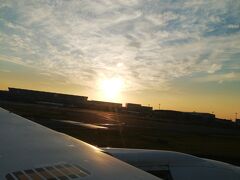 もう夕闇迫る羽田空港へ到着しました。