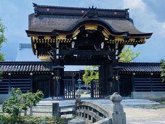 おやつを食べて少し元気を回復して、本日2軒目の国宝のお寺へレッツゴー。
勝興寺。
入場料は500円。