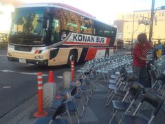 祭りの弘前駅ロータリーの有料観覧席。