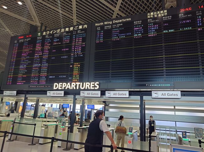 予定より30分早く搭乗券の発券が始まりました。オートチェックインができません。スタッフが行っても駄目です。前回とは違って宿泊先情報等が入力されていないと発券できないそうです。