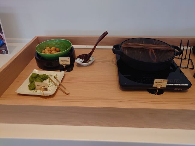 温かい料理は、焼そばとタコ焼です。