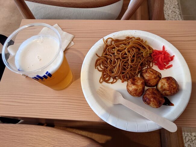 生ビールと焼そば、タコ焼を頂きます。