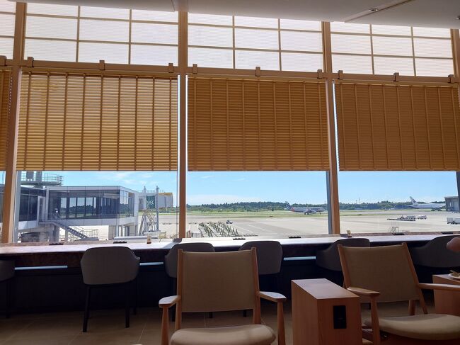 飛行場が見えます。窓際は暑いです。