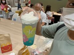 搭乗までまだ時間もあるので、小腹を満たすべくマクドナルドへ。　　

ダブルチーズバーガー、フィレオフィッシュ、
チーズバーガー、ナゲット単品を注文し、
私は機内食もあるので、マックフィズのブルーハワイのみにしました。
さっぱりしておいしかったです♪