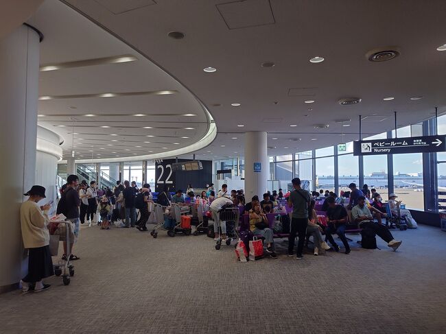 かなりいますが、満席ではないそうです。