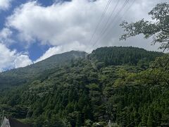 続いて夫のリクエストで、鶴見岳山頂に向かう別府ロープウェイに乗ります。
山頂の方は雲がかかってるけど、どうかな～。