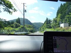 花巻の町の西側にある花巻温泉郷・鉛温泉の藤三温泉を出発し、山道を下っていきます。なだらかに下っていく途中にも温泉旅館が点在していました。