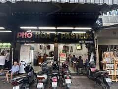 6:30
ホーチミンで人気の老舗店「Pho Hoa Pasteur（フォーホアパスター）」に到着。