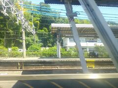 という訳で、日本唯一の府境を越えるべく、境界駅の山崎へ。
この駅は京都府と大阪府に跨って駅敷地を有しておりますね。

但し、乗ってる列車が快速なので停まらないけど…。