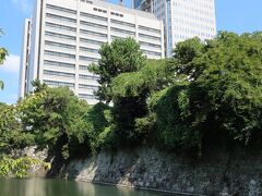 お堀の向こうにある建物は静岡県庁です。駿府城公園に行く前にこの県庁の別館にある展望ロビーに向かいます。